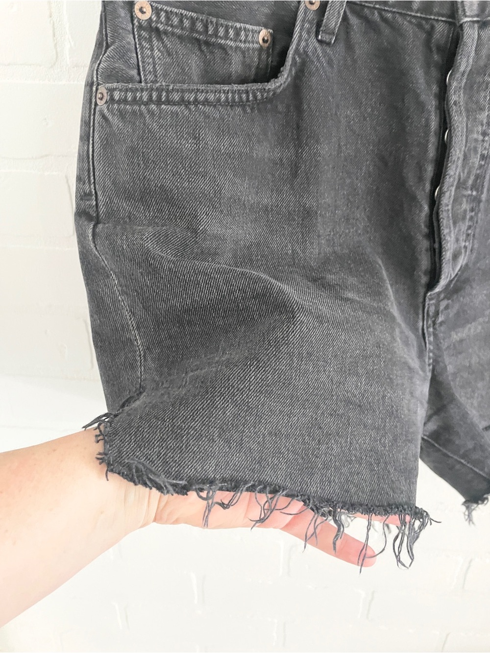 AGOLDE Dee Black Denim Shorts Raw Hem Side Slit Model Off Duty Sz 30 - Picture 7 of 16